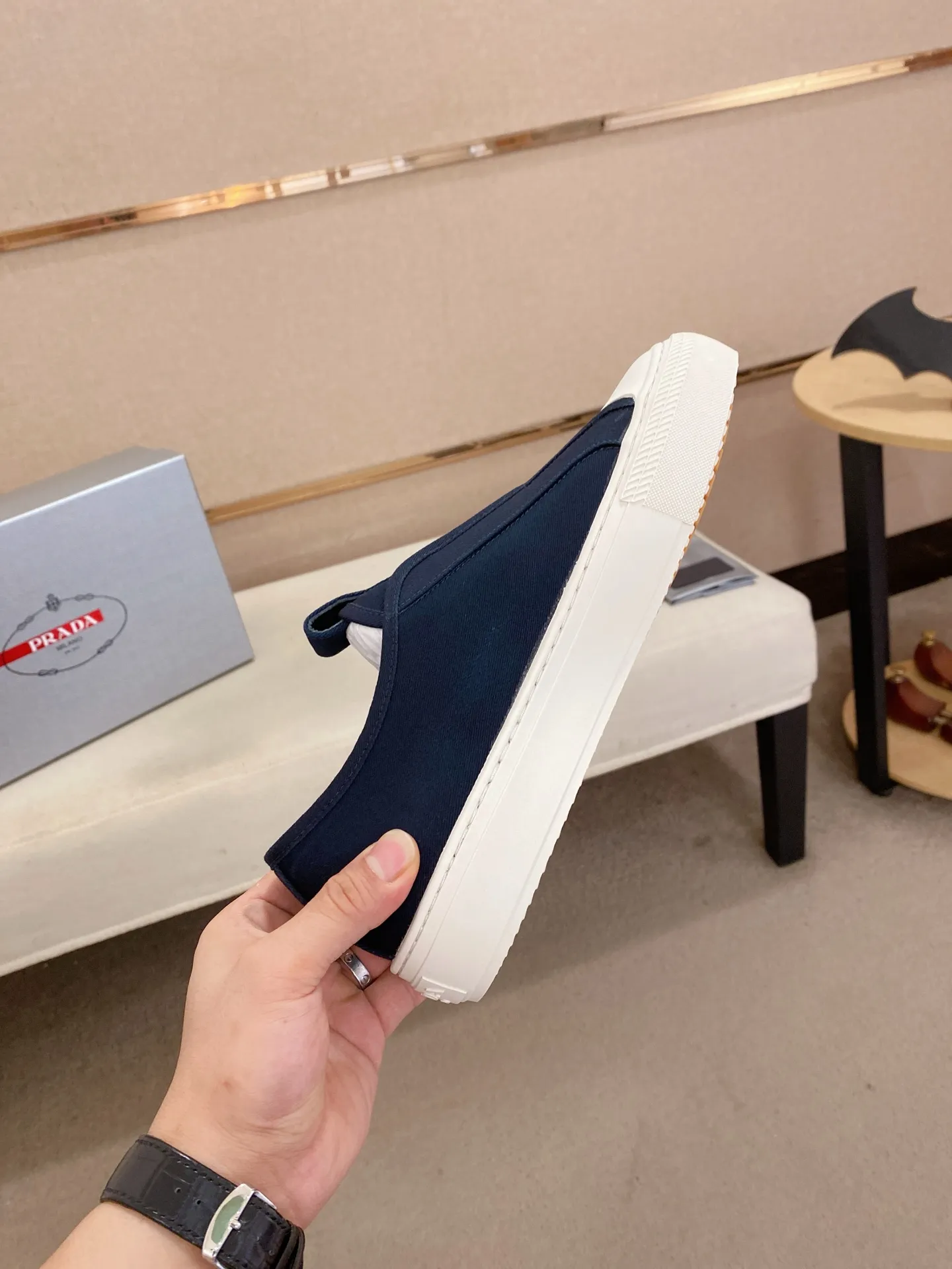 Factory price 580💰 ✔️✔️✔️High version High-quality new PRADA counters are on the market at the same time. The new men's shoes and 😘fabrics are selected from first-layer cowhide and are made by pure handicrafts. Lining: Full cowhide lining. 👍🏿 High-end ☄️ air-cushion molded anti-slip rubber outsole, exquisite lines, simple and elegant, comfortable and high-end for leisure travel. Code number: 38 to 44 (45 can be customized)